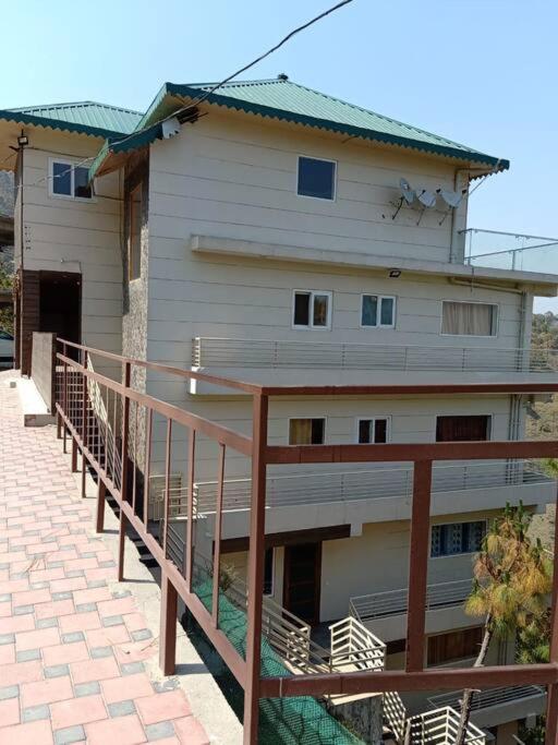Villa Pine Peak à Kasauli Extérieur photo